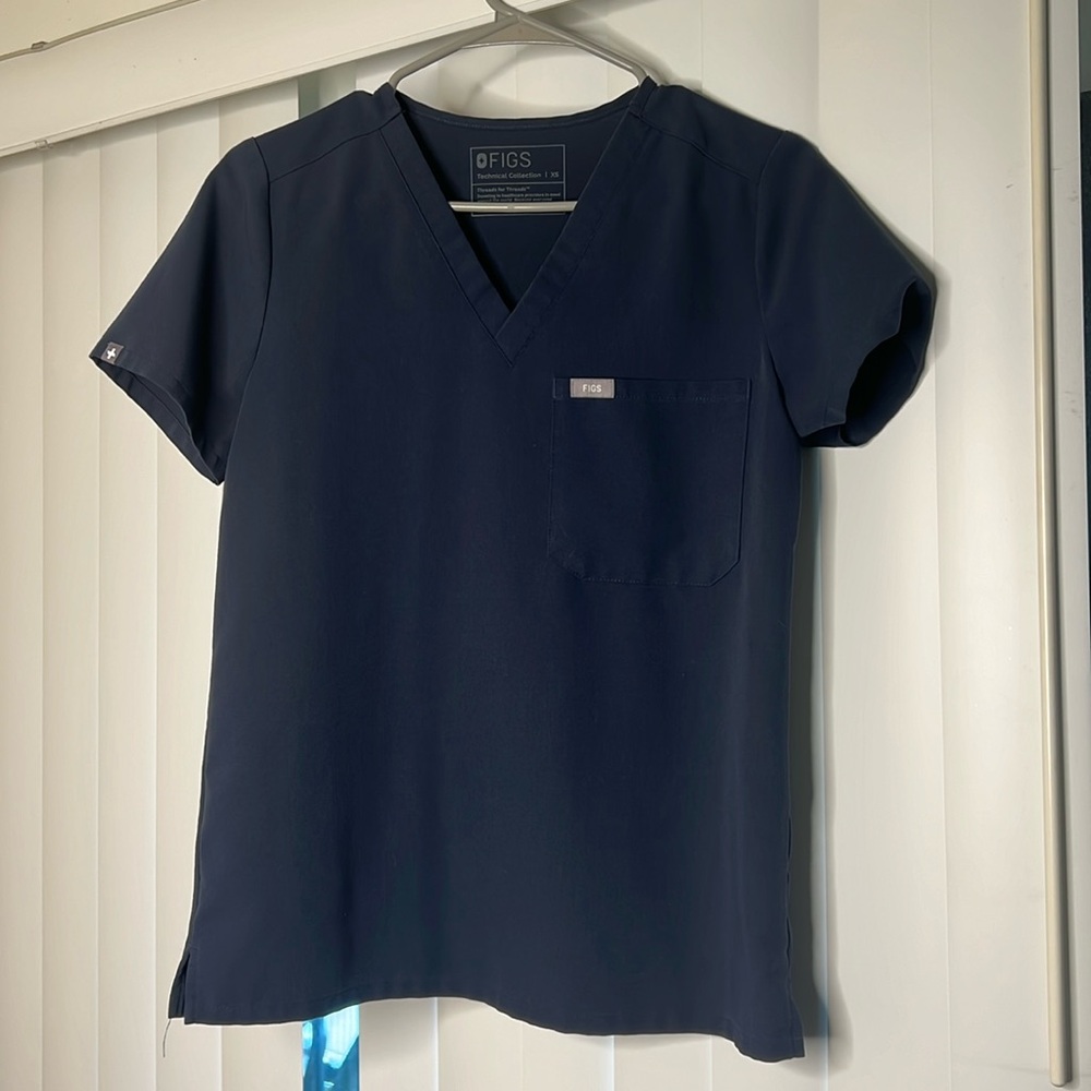 Figs Women Catarina on pocket Scrub Top Navy Blue